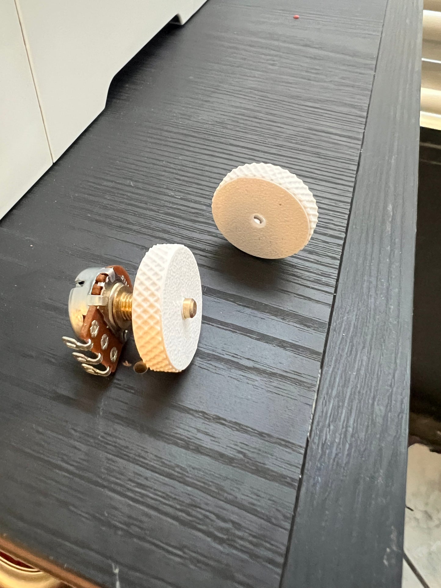 White roller wheels for Jaguar/Jazzmaster (4mm or 6mm shaft selection)